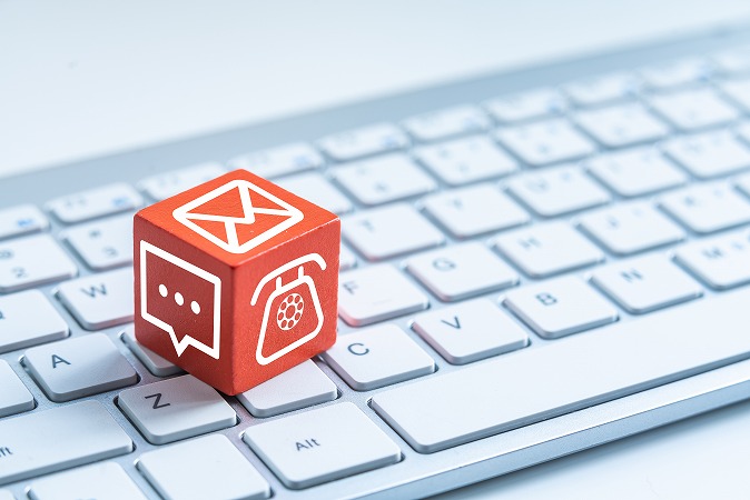 キーボードの上にお問い合わせキューブ